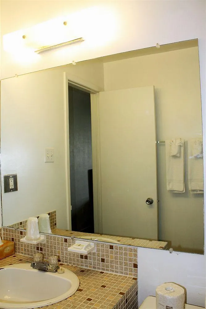**  Lake City Motel Dartmouth Canada