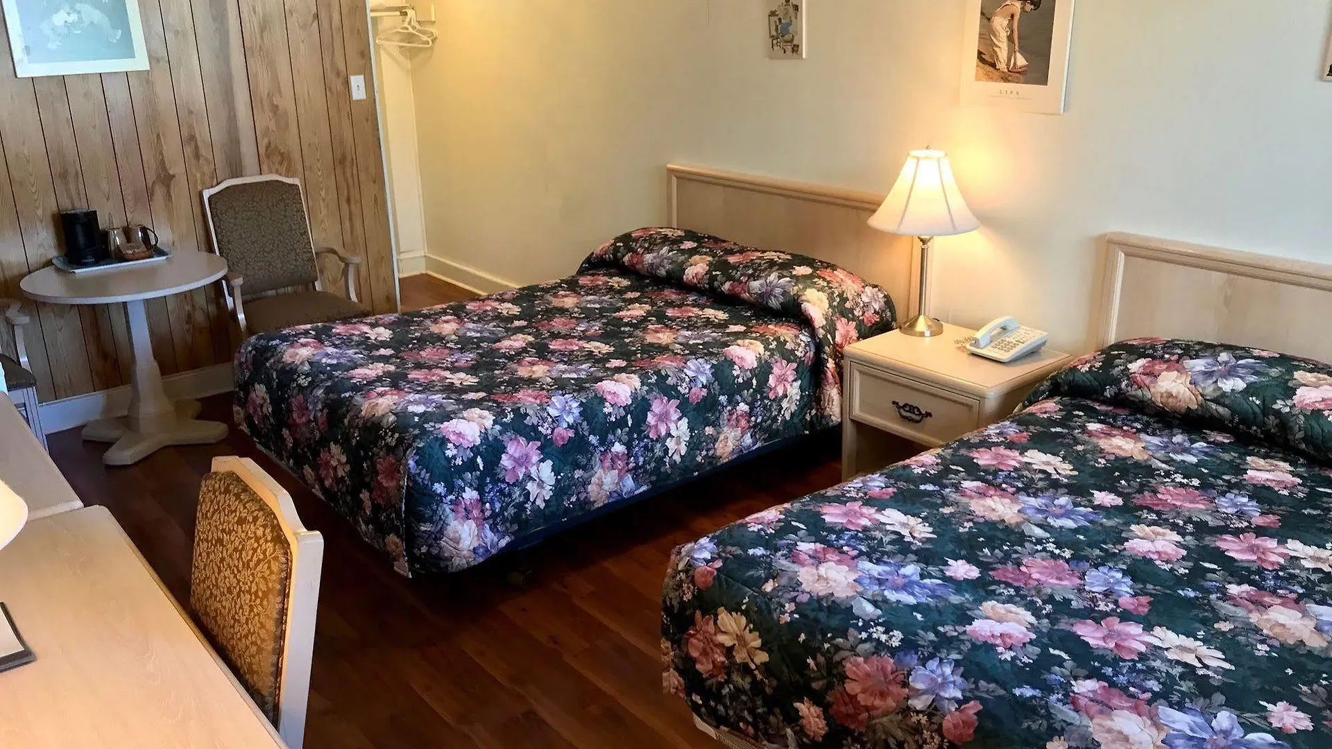دارتموث Lake City Motel كندا