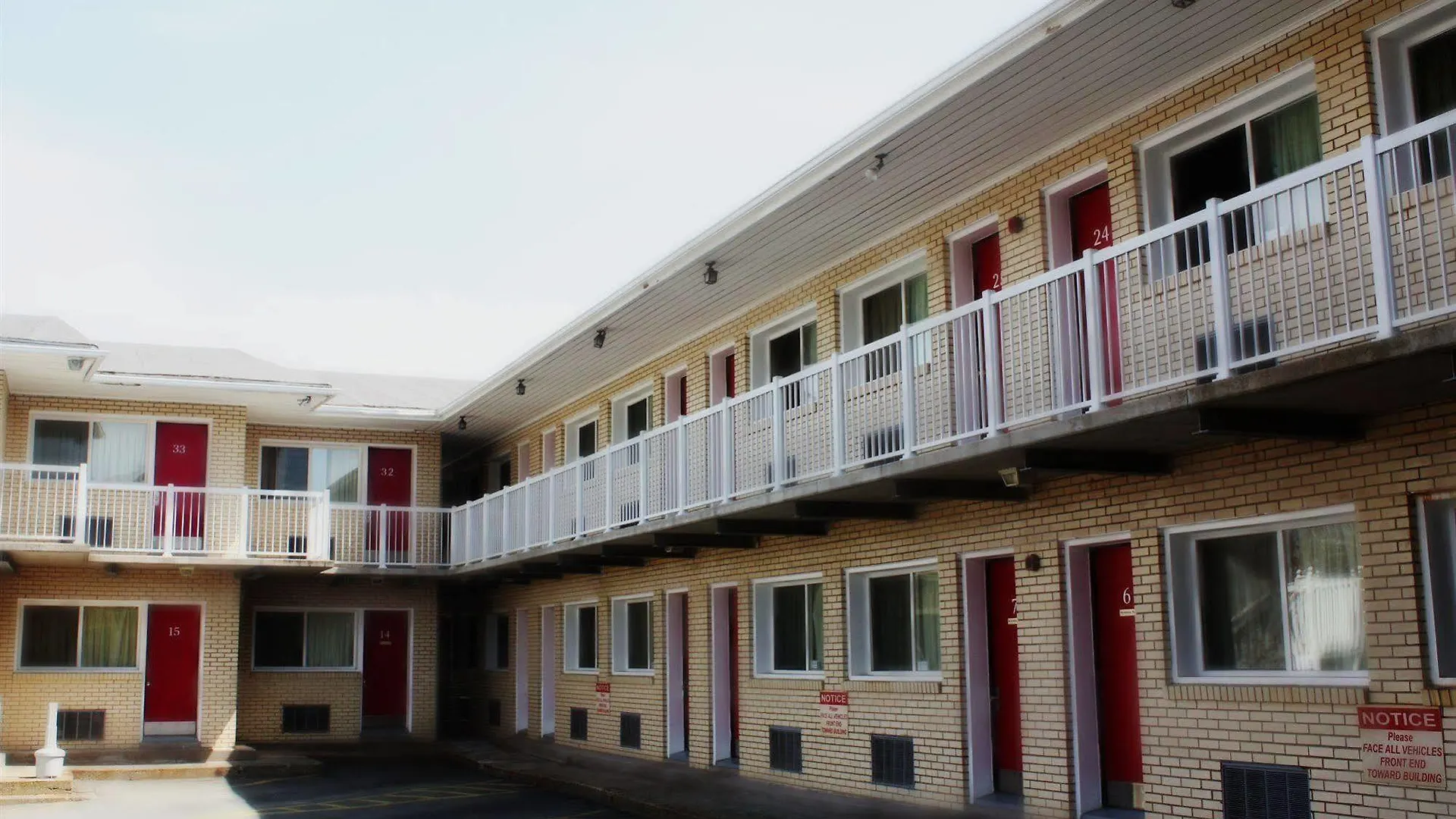 **  دارتموث Lake City Motel كندا