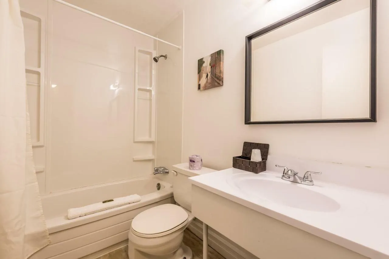 دارتموث Lake City Motel كندا